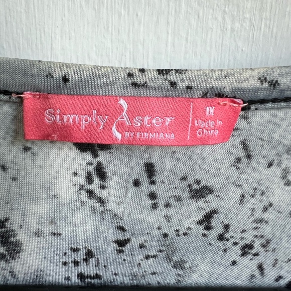 Elegant Black and Red Floral Blouse - Picture 2 of 4